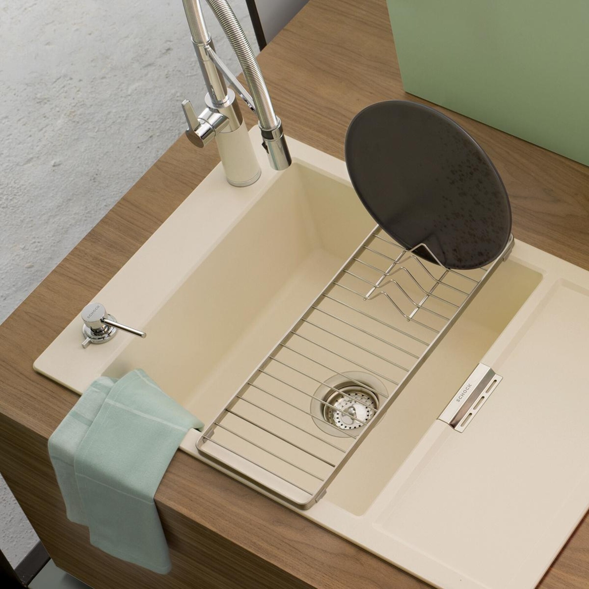 Granitspüle mit Einbau-Spülmittelspender Ladon von SCHOCK