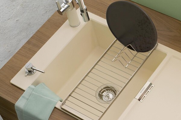 Granitspüle mit Einbau-Spülmittelspender Ladon von SCHOCK