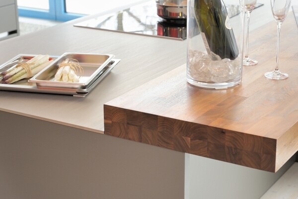 Edles Massivholz, stabgeleimt, als schicker Thekenaufsatz in der Küche