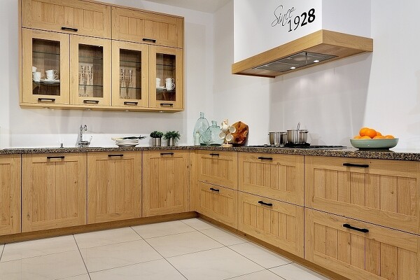 L-Küche mit Rahmenfronten im Trendfurnier Eiche: moderner Landhausstil