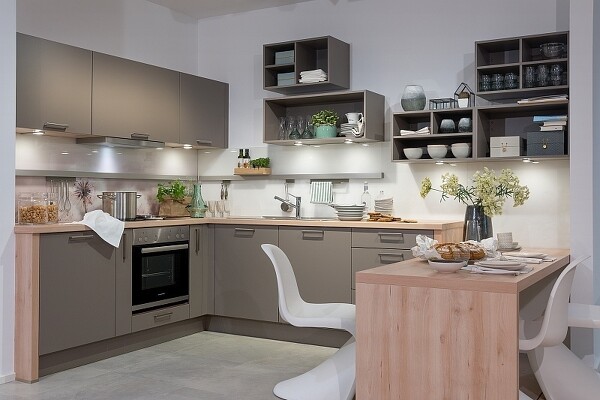 Schöne Ergänzung in der Küche: im gleichen Farbton lackierte Kastenregale sind dekorativ und nützlich.