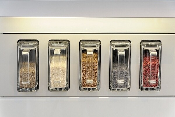 Praktische Vorratsbehälter, griffbereit und transparent zum Einbau in Ihrer Küche