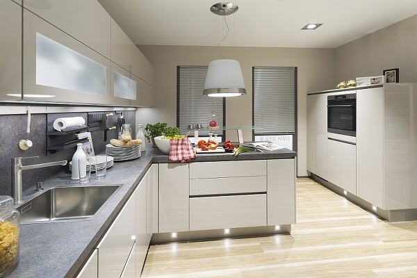 Lichtspots im Küchensockel zaubern an ungewohnten Stellen echte Glanzpunkte in die Küche.