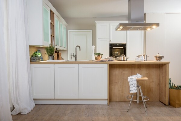 Freistehende Küchentheke, die rückseitig mit Unterschränken und einem Barbereich ausgestattet ist