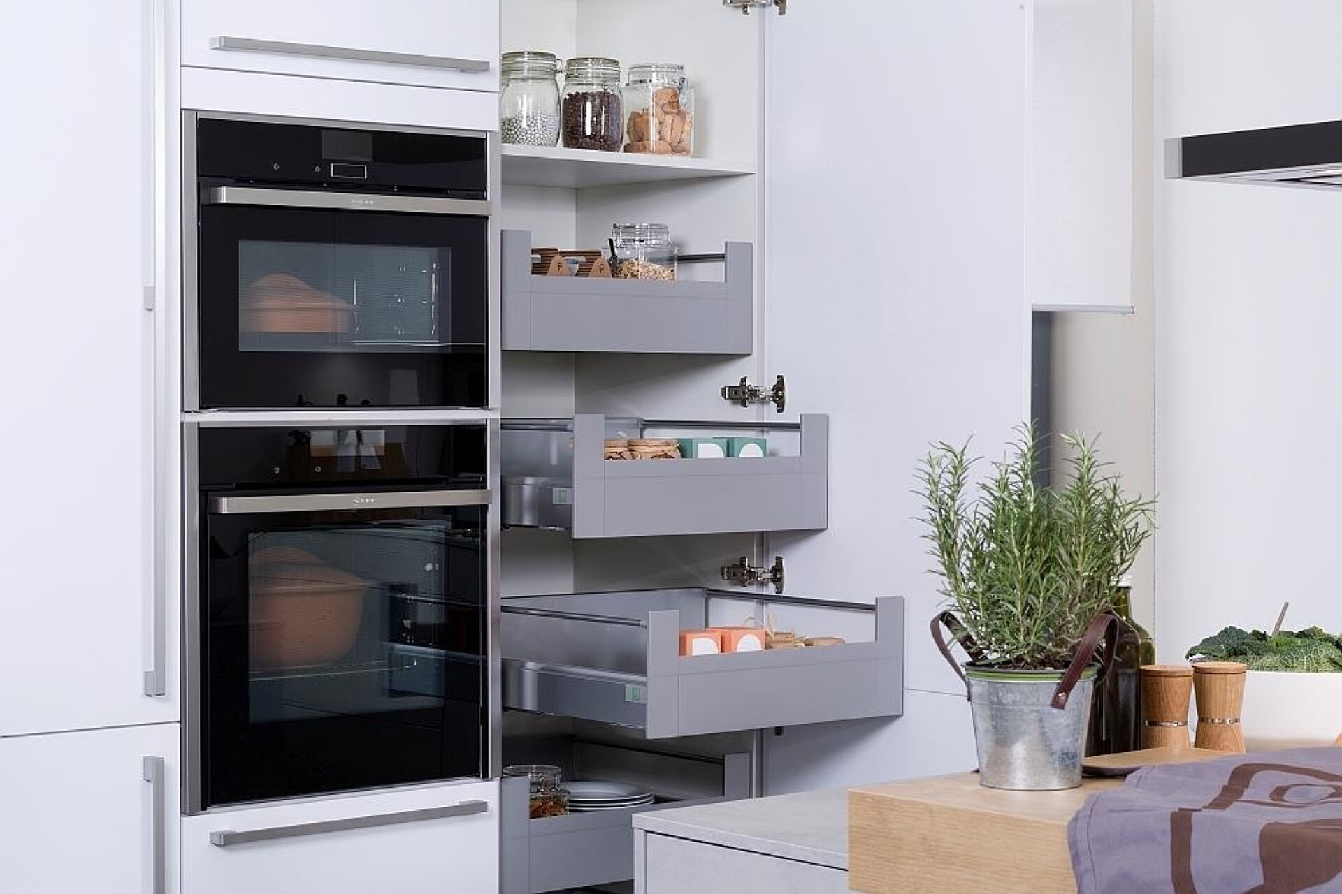 Küchenschrank mit Auszügen und Regalfläche