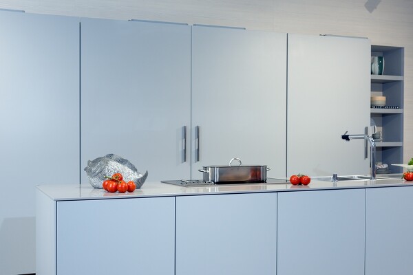 Zweizeilige Einbauküche im Stil von Objektküchen