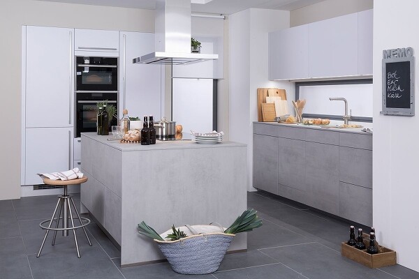 Inselküche mit Betonfronten
