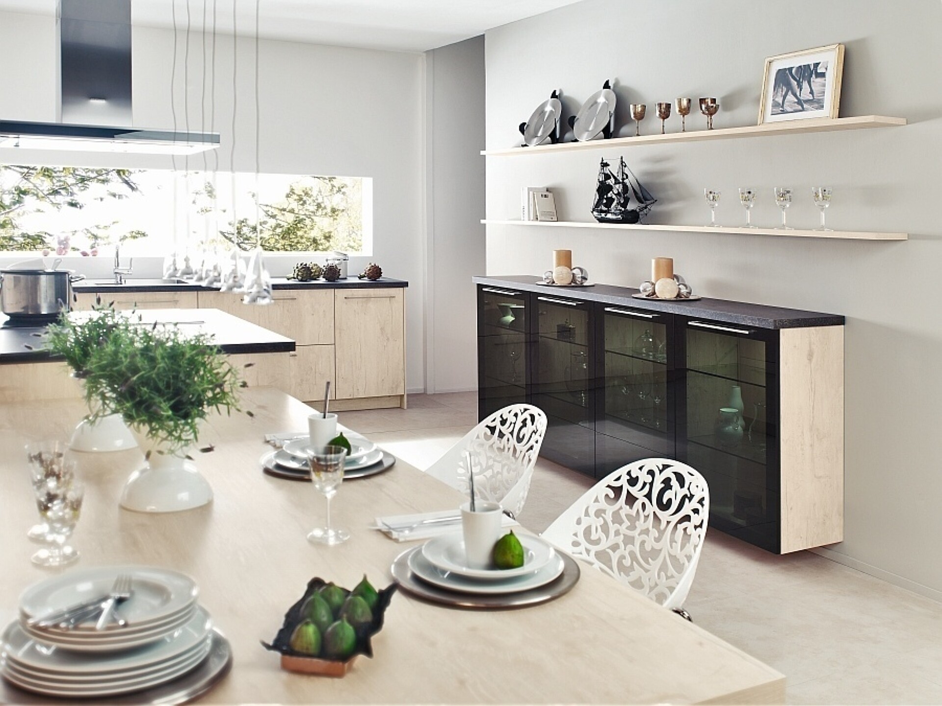 Diese helle moderne Wohnküche (Ballerina) kontrastiert toll mit dem schwebenden Highboard-Glasvitrinenschrank