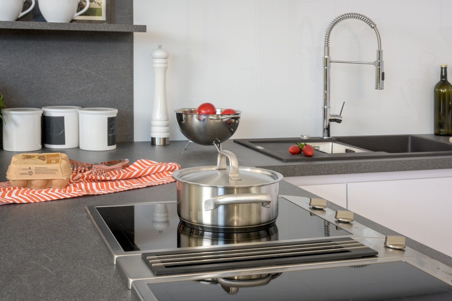 Freie Sicht beim Kochen mit einem Kochfeldabzug in der Herdfläche