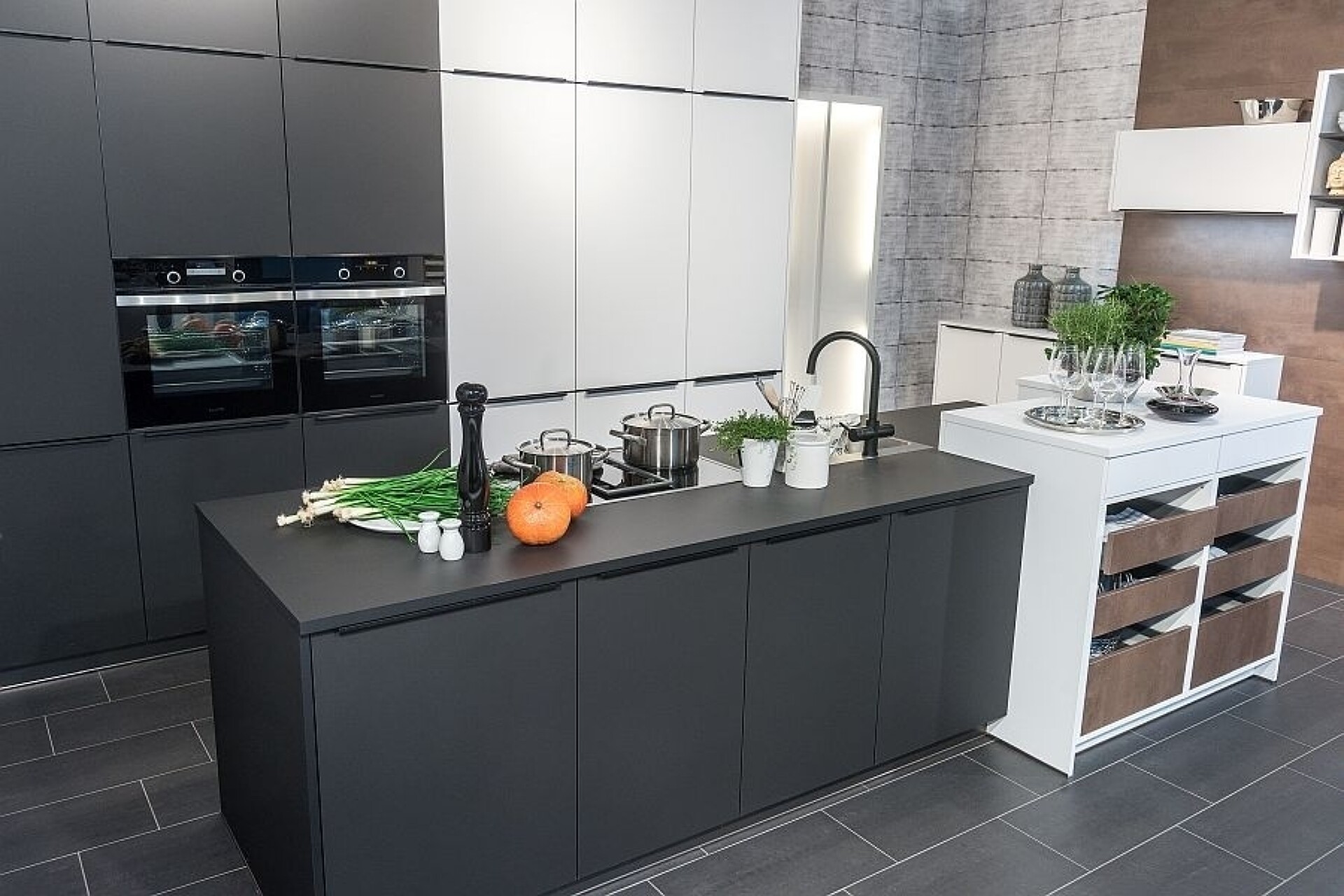 Matt lackiert wirken Küchenmöbel wohnlicher.