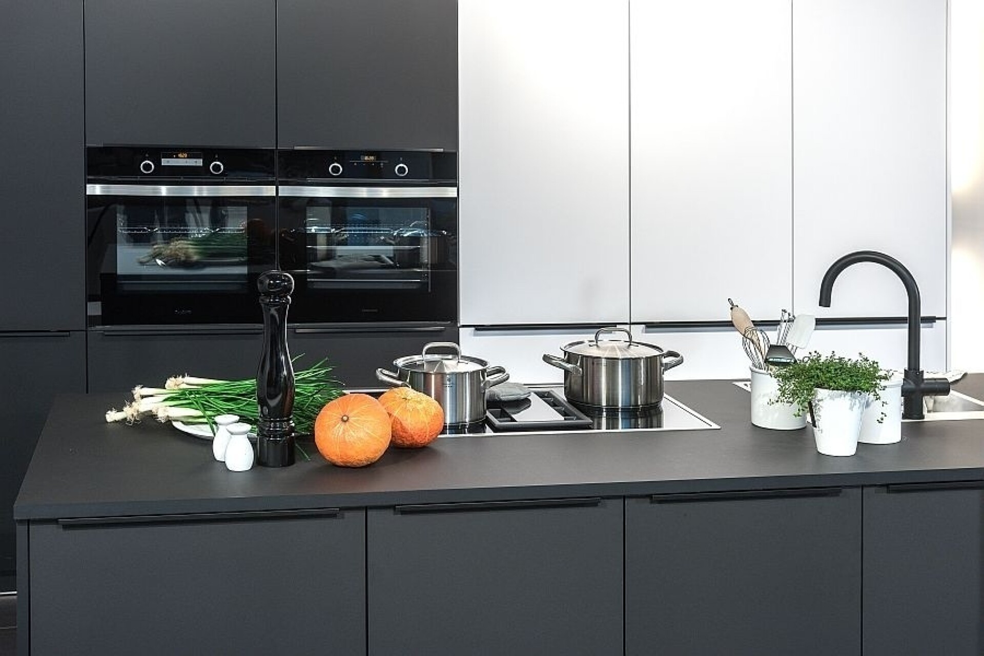 Matt lackierte Küchenfronten machen sich in weißer und dunkler Ausführung gut!