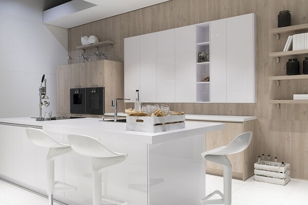 Materialmix in der Küche: Helles Holz und weiße Flächen passen gut zusammen.