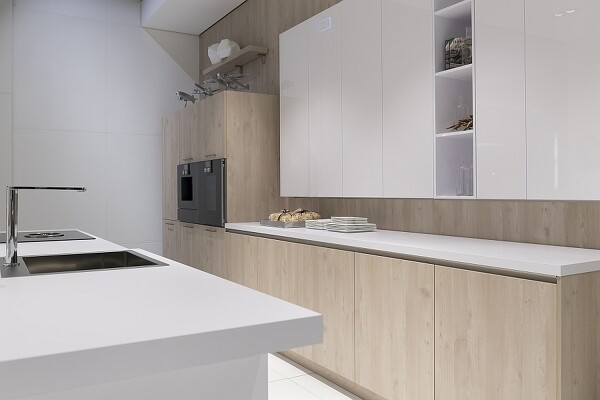 Materialmix in der Küche: Helles Holz und weiße Flächen passen gut zusammen.