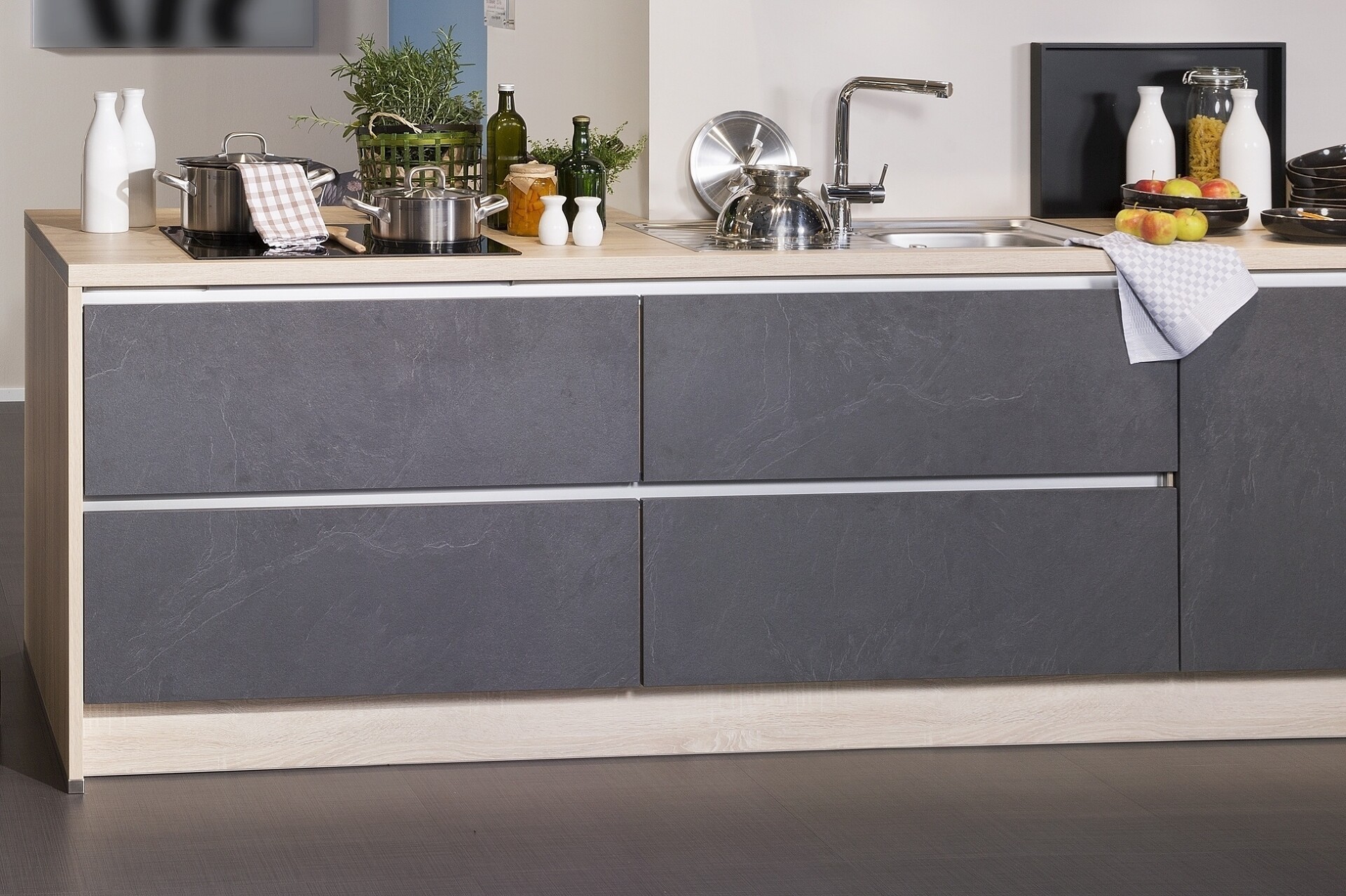 Praktische Küchen-Auszüge mit Fronten im Schiefer-Look.
