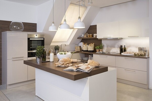 Lösung unter der Dachschräge: L-Küche plus Arbeitsinsel