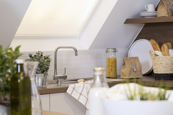 Normalerweise heißt es bei der Küchenplanung: Spüle nicht am Fenster. In diesem Beispiel passt sie jedoch perfekt.