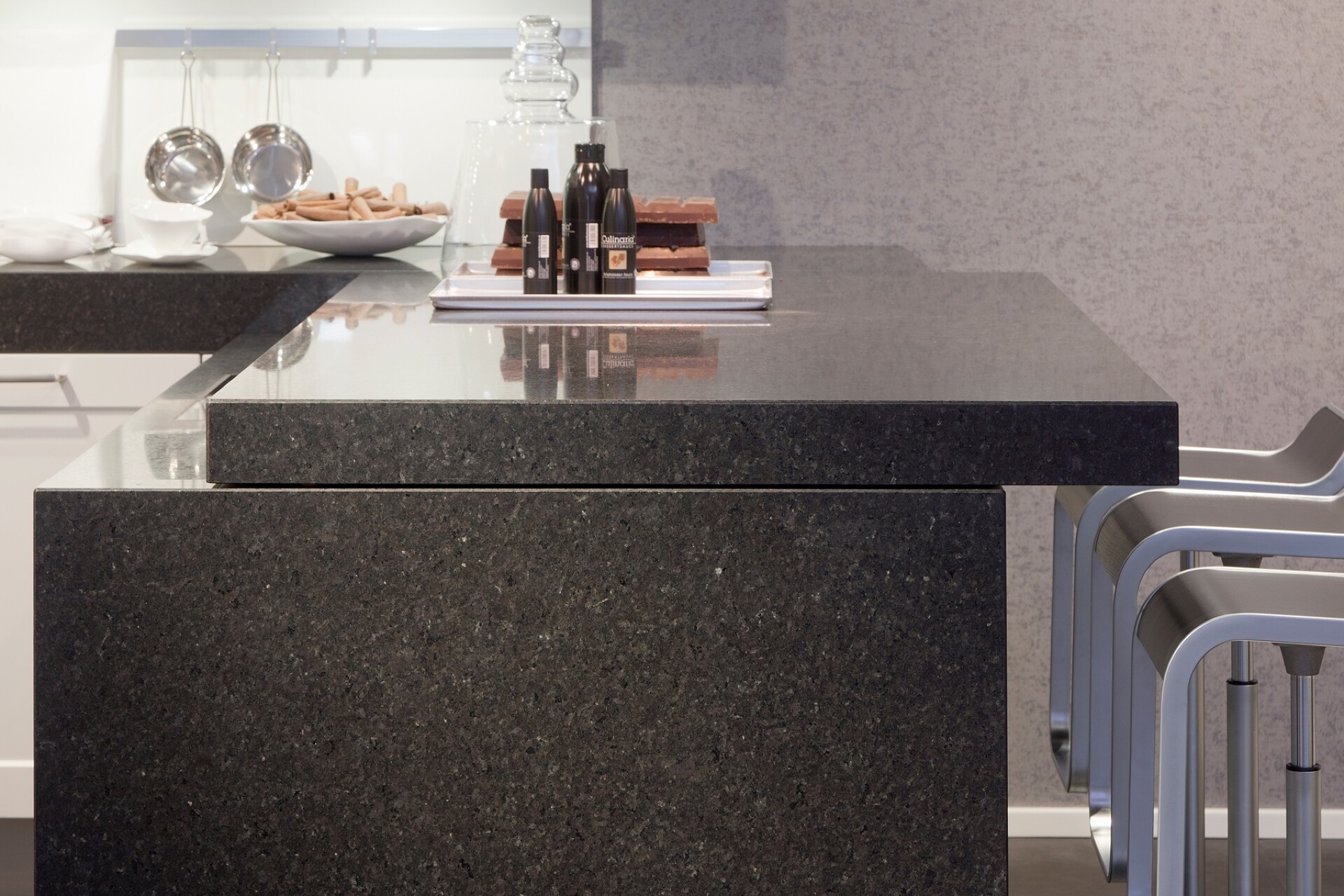 Obacht: Naturstein verträgt keine kalklösenden Reinigungsmittel wie bspw. Essig!