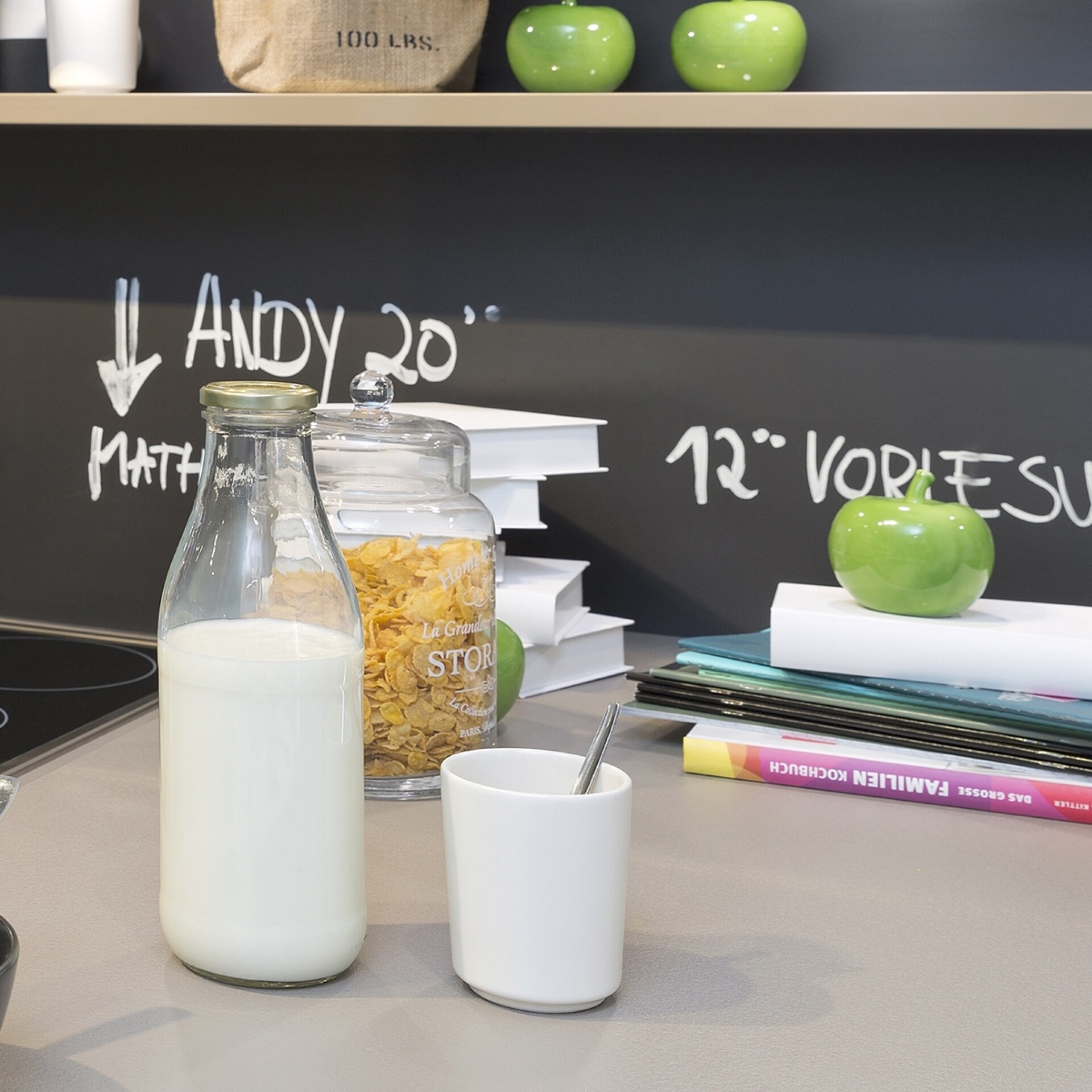 Mit Tafelfarbe wird auch die Nischenrückwand zum schwarzen Brett!